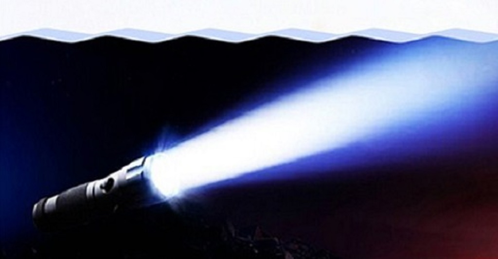 Đèn pin sáng như tên lửa và có khả năng tự vệ của Nhật chính thức giảm 70% khi về Việt Nam